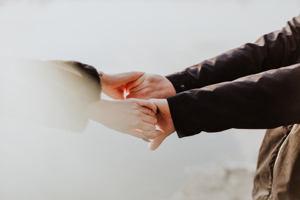 发现老公出轨闺蜜，聪明女人该如何挽回婚姻与自尊？