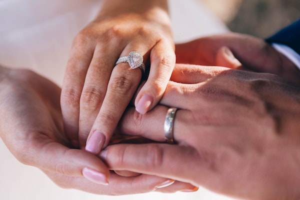女方出轨后如何重建信任，修复婚姻的深层指南
