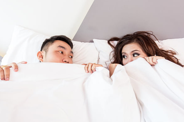 发现老公出轨还和小三有了孩子，原配该如何应对及保护自己与孩子的权益？